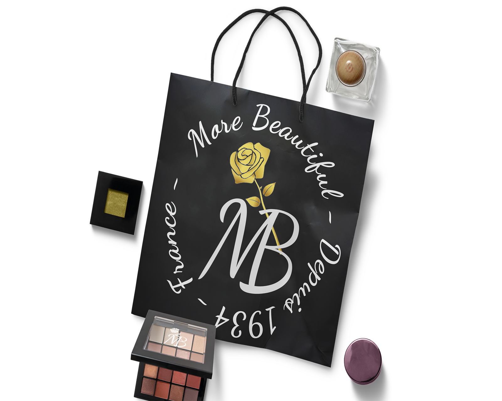 Photo d'une palette de maquillage avec ses accessoires et le sac noir arborant le logo de la marque More Beautiful